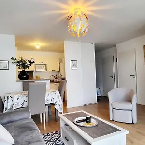 Moderne Finement Decore Avec Balcon A Centre Vannes